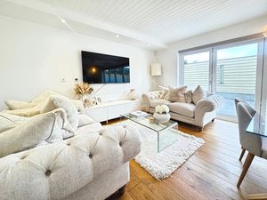 DE VERE LANE- click for photo gallery